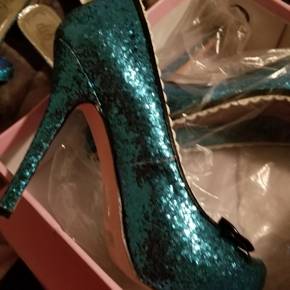 Shoes - Picture 3 of 4